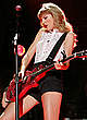 Taylor Swift sexy performs, shows her legs pics