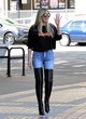 Heidi Klum sexy in blue jeans outdoor pics