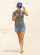 Natalie Portman relaxes at the beach in sydney pics