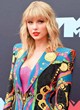 Taylor Swift dazzles in chic outfit at mtv pics