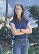 Jennifer Garner casual in t-shirt and jeans pics