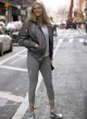Kate Upton wows in gray leggings in ny pics