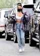 Ariana Grande flashes her toned abs pics