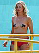 Amy Smart shows off her perfect boobs pics