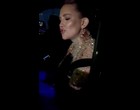 Kate Hudson signs autographs from car clips